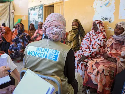 UN Women team members listen to women at the Alazhri Gathering Site in Port Sudan during a day of emergency assistance distribution. Photo: UN Women/Ekram Hamad Fadlalla.