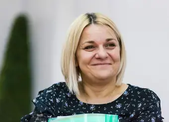 Tras verse obligada a desplazarse en dos ocasiones dentro de Ucrania, Anastasia Perepylytsia está aprovechando su experiencia para ayudar a otras personas que viven situaciones similares. Fotografía: ONU Mujeres /Anna Korbut