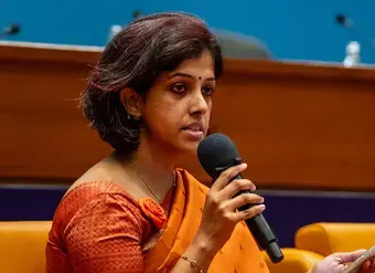 Pritha Chatterjee de Breakthrough (Inde) prend la parole lors d’une table ronde organisée dans le cadre du bilan dressé à l’occasion du 30e anniversaire du Programme d’action de Beijing, à Bangkok (Thaïlande). Photo : ONU Femmes/Ploy Phutpheng