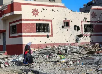 During a temporary ceasefire between Israel and Palestine in November 2023, Palestinian citizens return to their homes in the town of Khuza’a, inspecting homes that were destroyed by Israeli bombing in Gaza. Photo: UN Women/Samar Abu Elouf