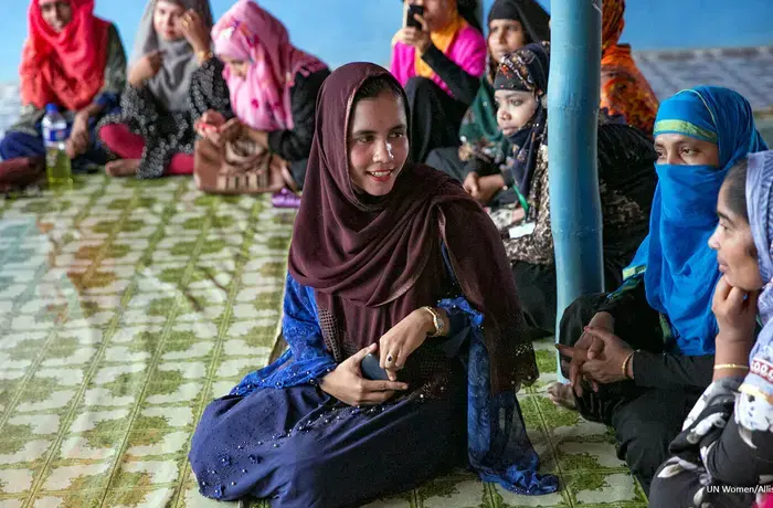 Lucky Karim anime une séance de planification d’actions communes visant à traiter ensemble les défis, les enjeux et les revendications en faveur de l’égalité des genres et de l’autonomisation des femmes et des filles lors de la réunion des femmes leaders rohingyas au centre polyvalent pour femmes d’ONU Femmes. Photo : ONU Femmes / Allison Joyce.