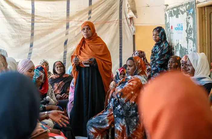 Soudan, 2025. Des femmes du site de rassemblement d'Alazhri échangent avec l'équipe de la mission conjointe de haut niveau d'ONU Femmes. Photo : ONU Femmes/Ekram Hamad Fadlalla