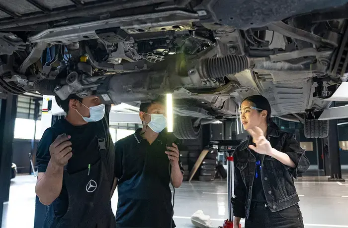 In Thailand, Jittirat Tantasirin works with automotive engineers at the ATTA Autohaus dealership. Tantasirin, who won UN Women’s award for Gender-inclusive Workplace in Thailand in December 2020, currently prioritizes aligning her business with the Women’s Empowerment Principles (WEPs). Photo: UN Women/Nicolas Axelrod.