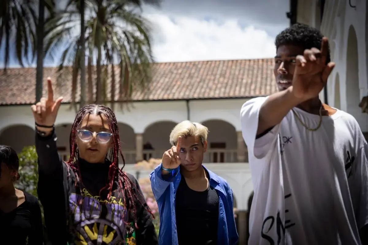 young people perform at a UN Women event in Quito