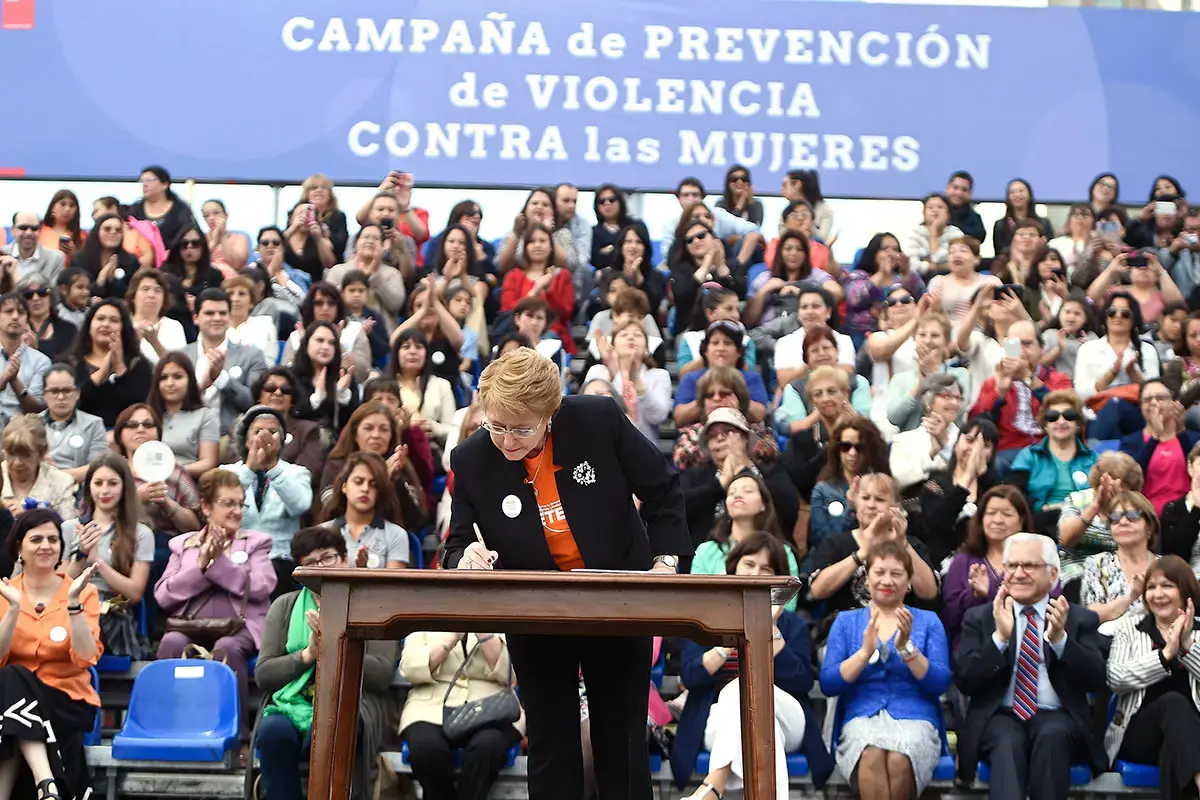 In 2016, Chile's President Michelle Bachelet signs a draft policy for women's right to live without violence.  Photo: Presidency of Chile