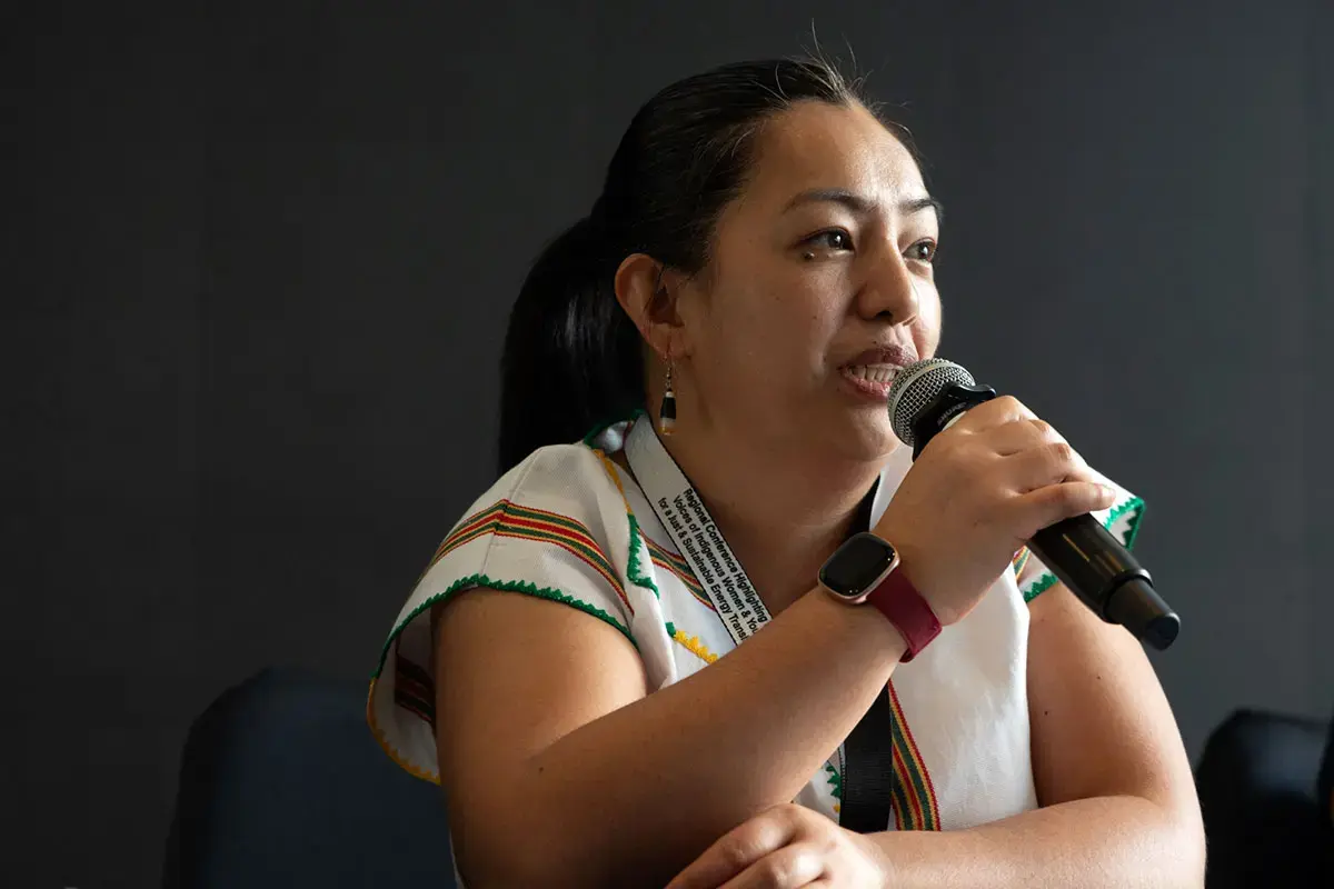 Robie Halip, lors de la « Conférence régionale mettant en avant les voix des femmes et des jeunes autochtones pour une transition énergétique juste et durable » coorganisée en septembre 2024 par ONU Femmes à Bangkok en Thaïlande. Photo : avec l’aimable autorisation du Partenariat pour une énergie juste avec les peuples autochtones (Right Energy Partnership with Indigenous Peoples) 