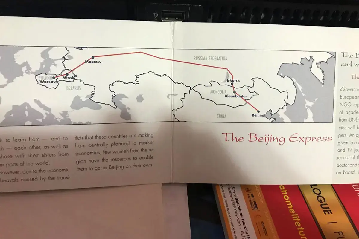 Détail d’une brochure présentant l’itinéraire du « Beijing Express », qui a transporté 200 représentantes du monde entier de Varsovie en Pologne jusqu’à Beijing en Chine. Les wagons étaient bien plus qu’un moyen de transport – ils ont également été des lieux de rencontre où les militantes ont discuté de stratégies en faveur de l’égalité des sexes. 