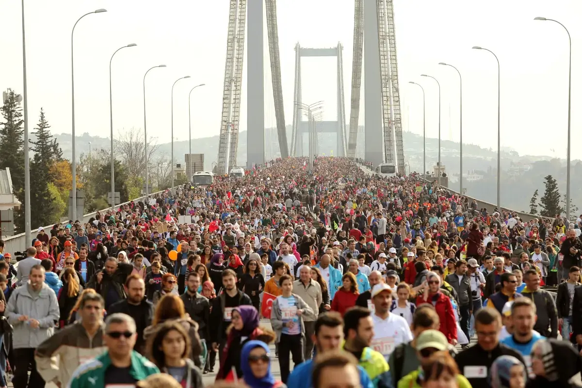 Thousands of marathon participants cross a bridge