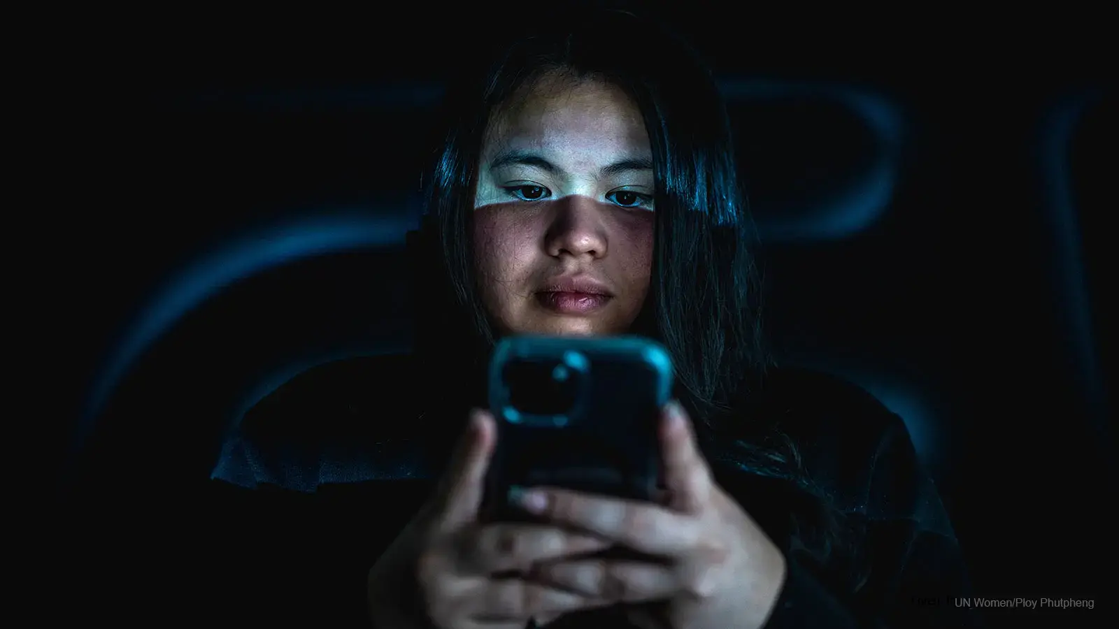 Les jeunes femmes et les filles sont exposées à un risque accru de violence numérique, 58 % d'entre elles ayant déjà été victimes d'une forme de harcèlement en ligne, selon une étude mondiale. Illustration photographique : ONU Femmes/Ploy Phutpheng
