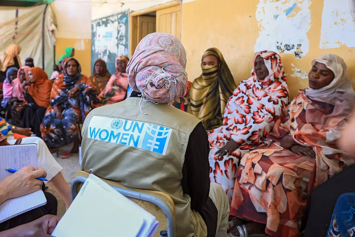 UN Women team members listen to women at the Alazhri Gathering Site in Port Sudan during a day of emergency assistance distribution. Photo: UN Women/Ekram Hamad Fadlalla.
