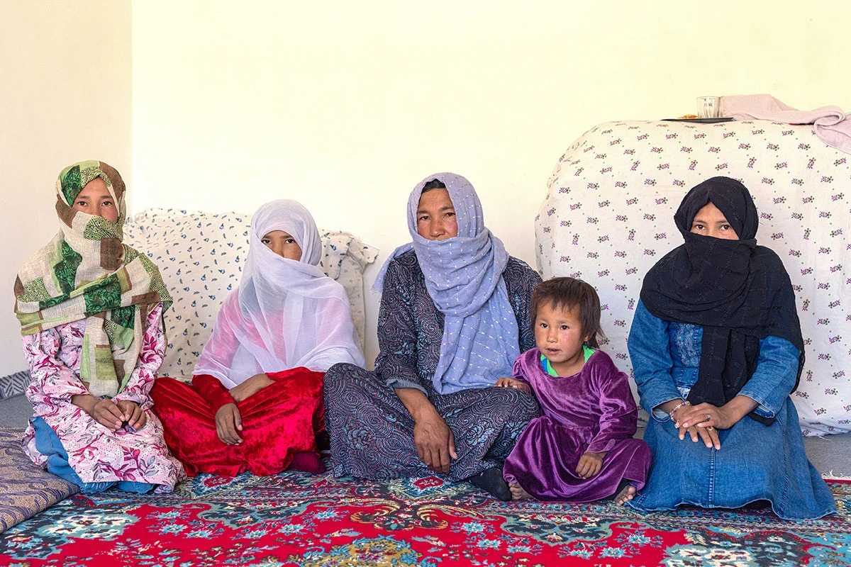 Zahra* estaba teniendo muchas dificultades para criar a sus cinco hijas e hijos sola después de que su marido se casara por segunda vez y redujera al mínimo su apoyo económico.