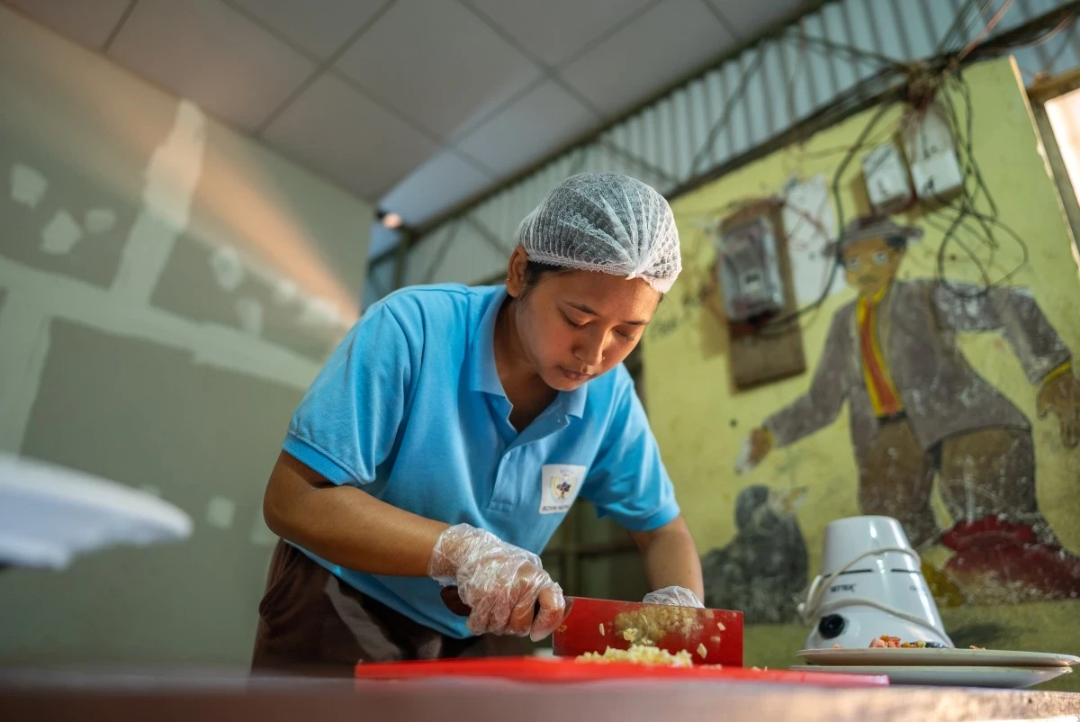 A woman chops garlic