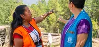 Mujeres viendo al horizonte señalando el camino.