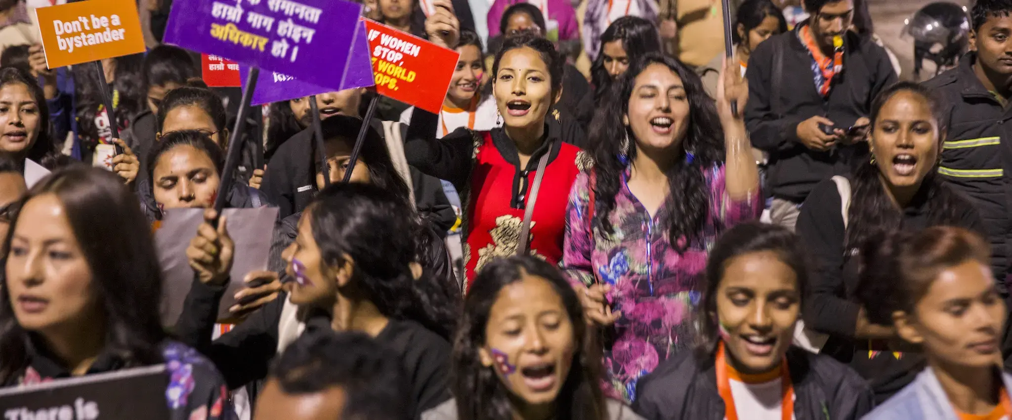 Des centaines de personnes se rassemblent à Janakpur, au Népal, en décembre 2019 pour participer à une marche des femmes. Photo : ONU Femmes/Uma Bista