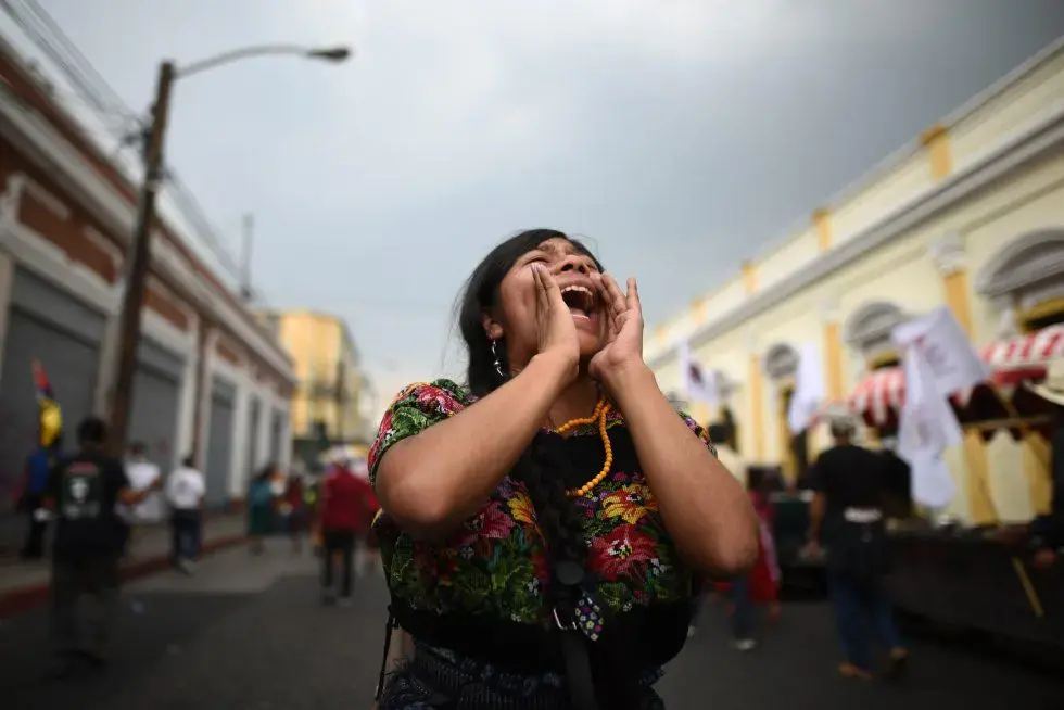 Una participante en la Marcha de la Dignidad por la Vida y la Justicia, para exigir el fin de la corr