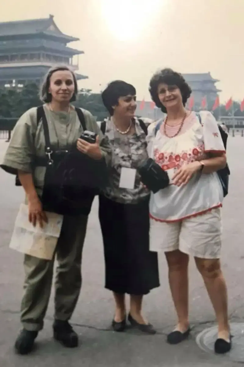 En 1995, Flutura Xhabija (à droite) faisait partie des quelques femmes albanaises qui se sont rendues en train à la quatrième Conférence mondiale sur les femmes à Beijing, où elle a pu observer de ses propres yeux toute la puissance du militantisme mondial.