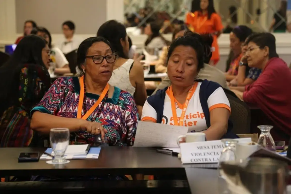 Mujeres trabajando sobre plitica