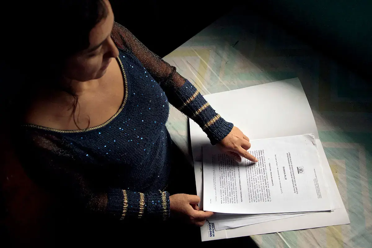 Mujer mirando los documentos legales